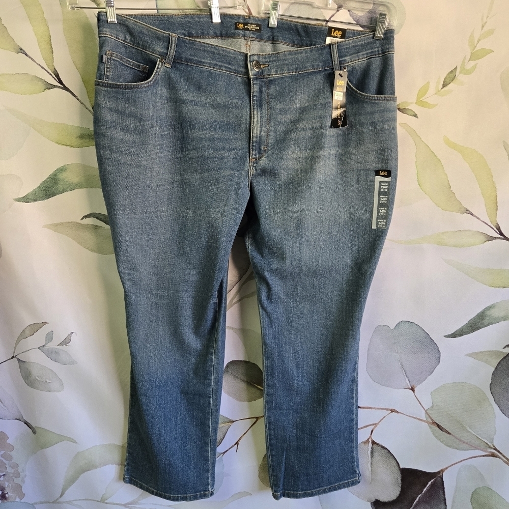 LEE | Petite Plus Relaxed Fit Straight Leg Mid Rise Jeans in Meridian sz 24W